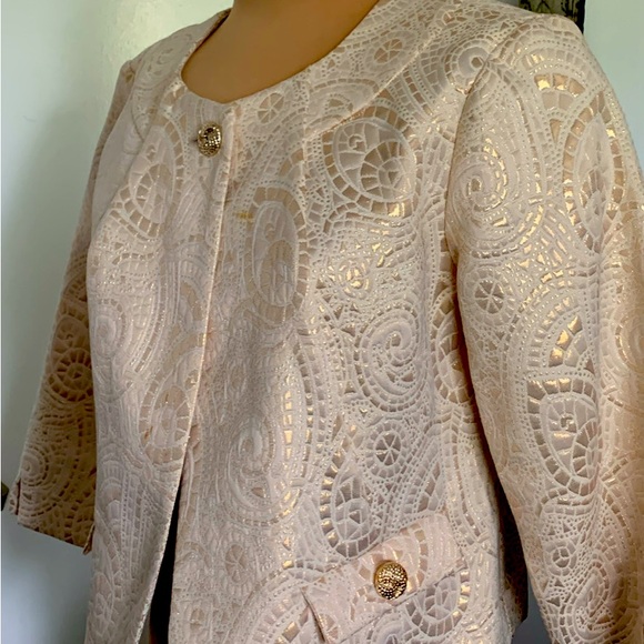 JACKET SHORT AND CLASSY. CREAM AND GOLD BROCADE SIZE PS NEW - Picture 2 of 6